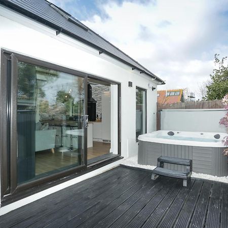 The Broadway Beach House With Hot Tub Herne Bay Bagian luar foto