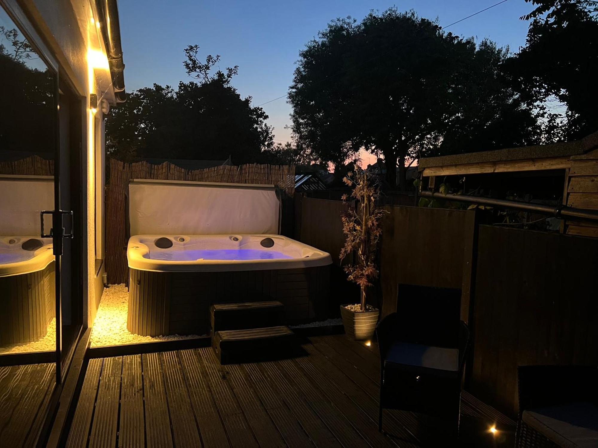 The Broadway Beach House With Hot Tub Herne Bay Bagian luar foto