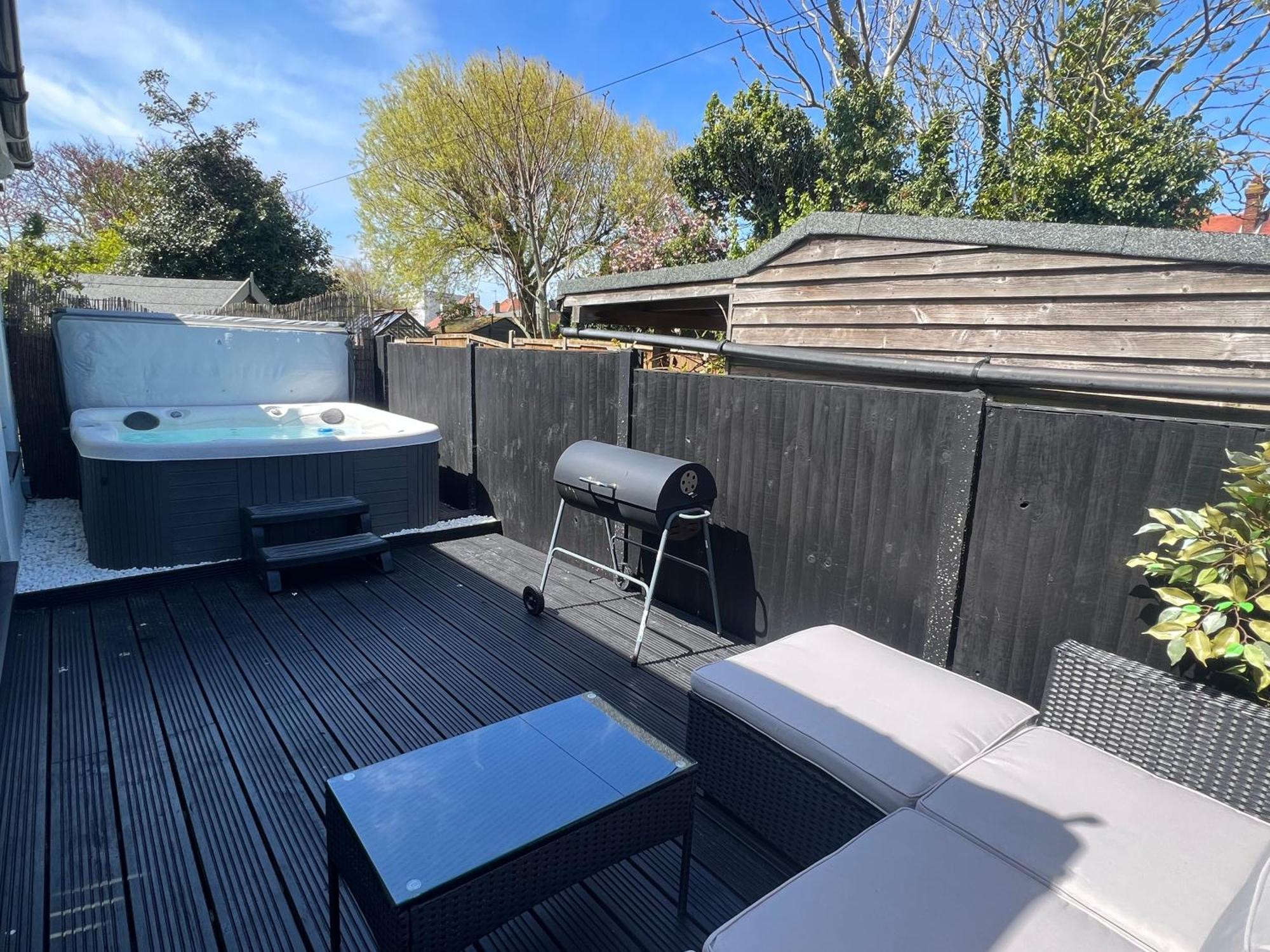 The Broadway Beach House With Hot Tub Herne Bay Bagian luar foto