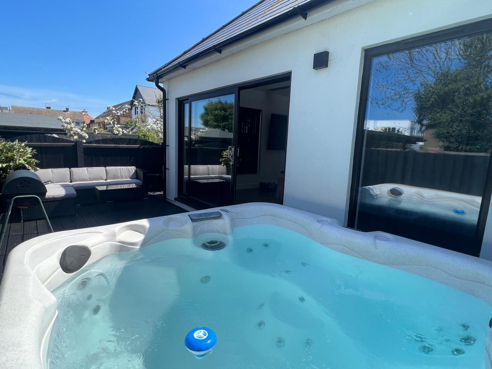 The Broadway Beach House With Hot Tub Herne Bay Bagian luar foto