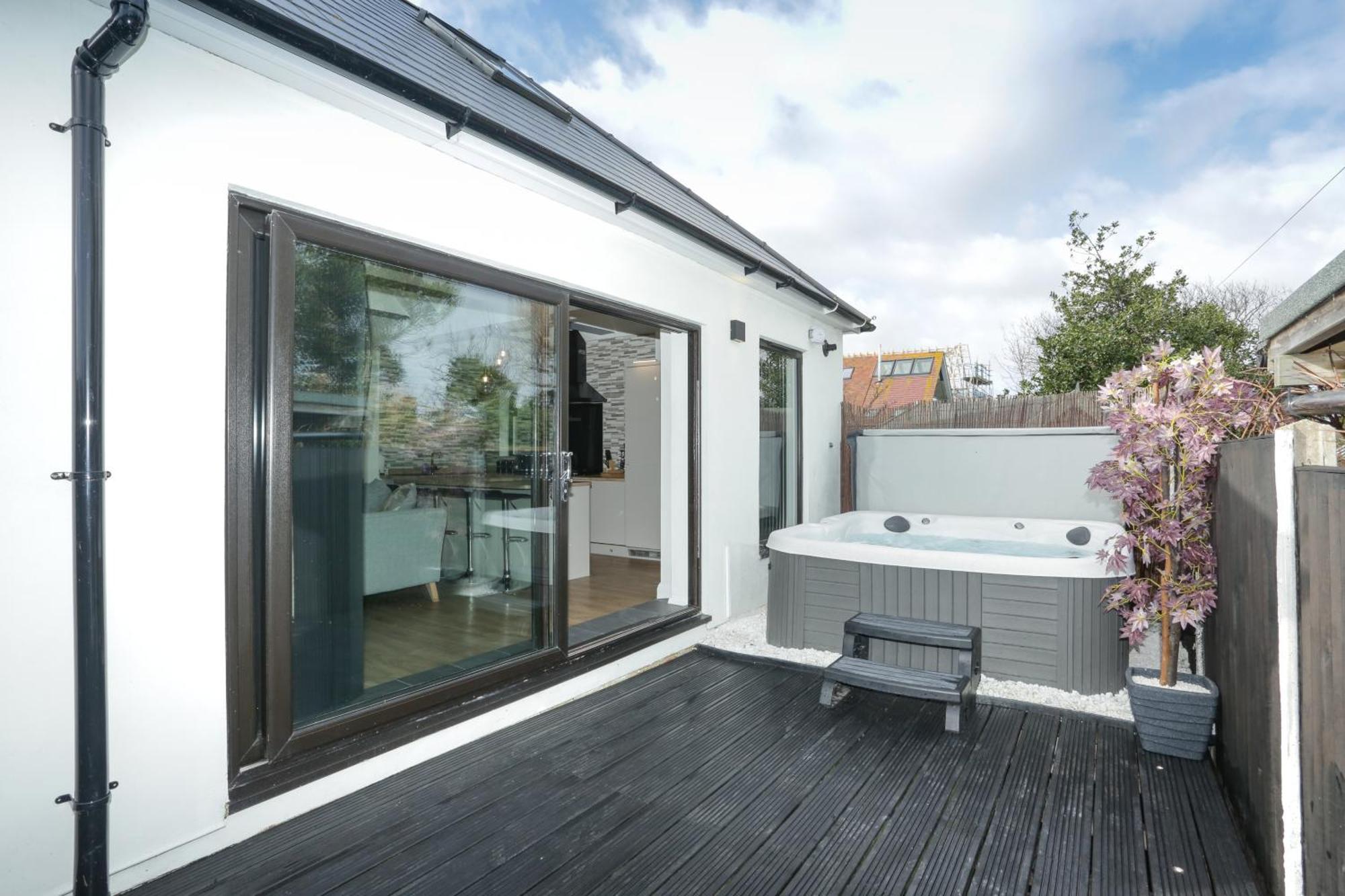 The Broadway Beach House With Hot Tub Herne Bay Bagian luar foto
