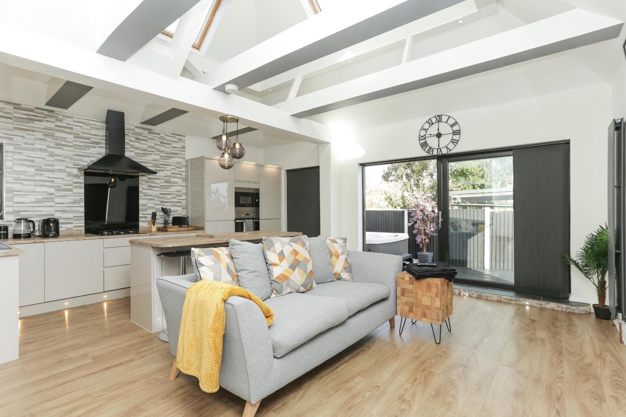 The Broadway Beach House With Hot Tub Herne Bay Bagian luar foto
